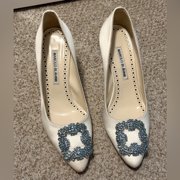 Manolo Blahnik Hangisi - Picture 4 of 6